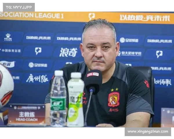 弗拉格高中教练亲赴比赛现场实地观战为球员提供专业战术建议 弗拉格高中教练亲赴比赛现场实地观战为球员提供专业战术建议