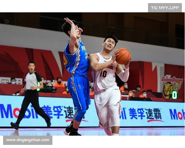 深圳黄衫万人助威赵睿关键抢断助海洋迎胜利之战